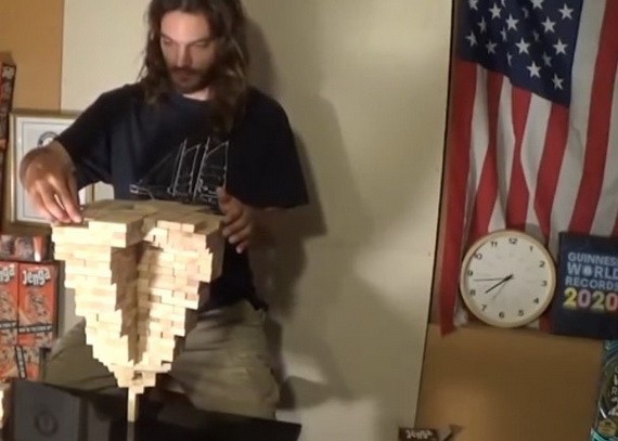 瓦利安蒂精準地堆疊每塊積木。（圖源：互聯網）