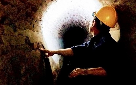工人檢查以準備修復市中心區陳舊排水涵洞系統。