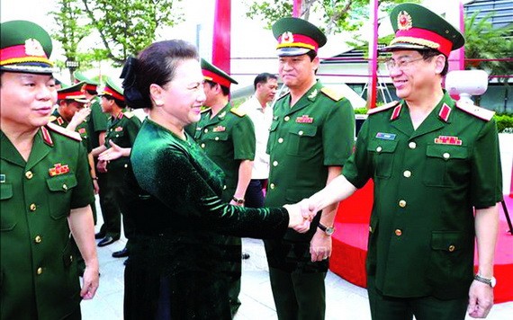 國會主席阮氏金銀(左二)同Viettel集團幹部互相握手致意。(圖源:越通社)