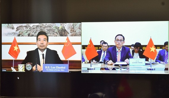 外交部副部長、越南-中國雙方合作指委會越方秘書長黎懷忠(右圖)與中國外交部副部長、越南-中國雙方合作指委會中方秘書長羅照輝舉行視像會議。(圖源:孟雄)