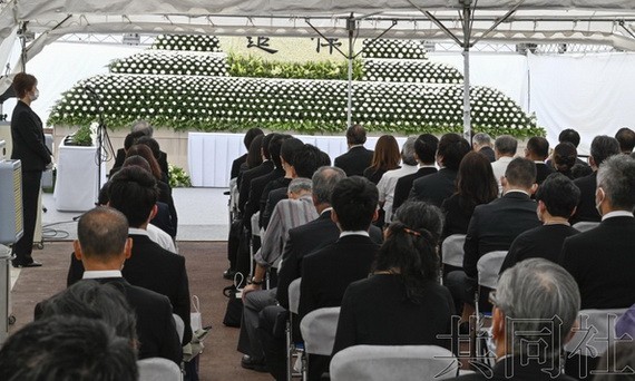 京都動畫縱火案發生一週年舉行追悼儀式。(圖源:共同社)
