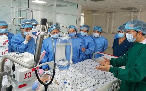國家副主席鄧氏玉盛同衛生部領導看望手術成功分離後的連體孿生小姐妹。(圖源:院方提供)