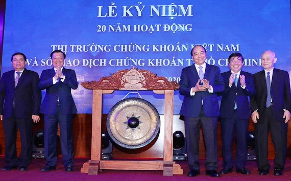 政府總理阮春福(右三)出席開市敲鑼儀式。(圖源:越通社)