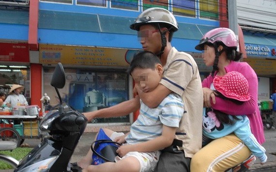 家長在載孩子上街時,應該為其採取安全措施。