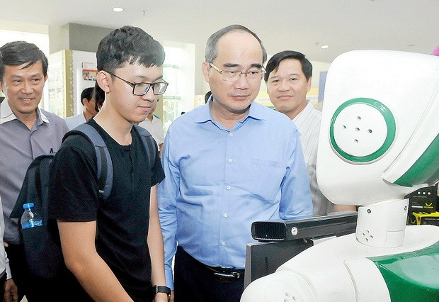 市委書記阮善仁觀看在創意都市區製造的機器人。
