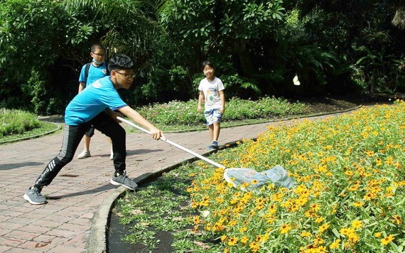 六年級學生阮廷黎科(持網)正扮演在動物園抓蝴蝶的科學家。