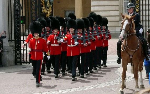 受新冠疫情影響,英國倫敦塔衛兵正面臨500多年來首次裁員危機。(圖源:互聯網)