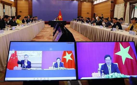 7月21日,政府副總理兼外長范平明與中國國務委員兼外交部長王毅以視頻形式共同主持召開越中雙邊合作指導委員會第12次會議。(圖源:越通社)