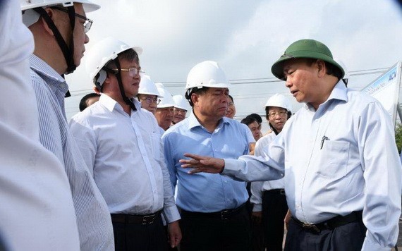 政府總理阮春福(右)視察隆城機場項目。(圖源:潘思)