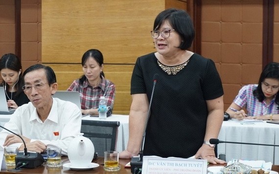 市國會代表團副團長文氏白雪在會議上發言。（圖源：名阮）