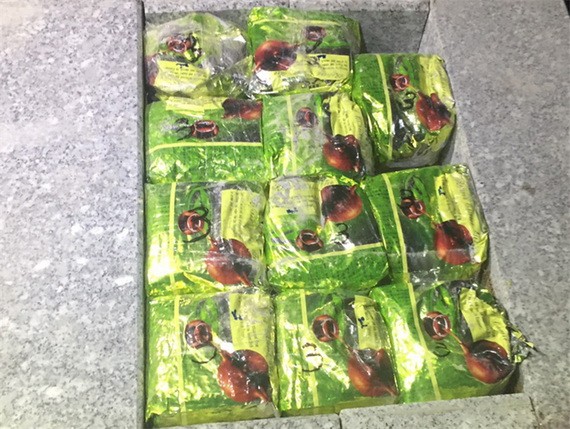 隱藏於花崗石塊之中的 40 公斤毒品。（圖源：警方提供）