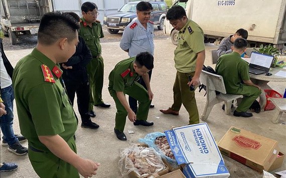 跨部門檢查團對慶輝食品有限責任公司突擊檢查時現場。(圖源:越通社)