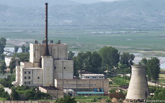 圖為朝鮮寧邊核科學研究中心,圖中右方的冷卻水塔已經在2008年除役。(圖源:DPA)