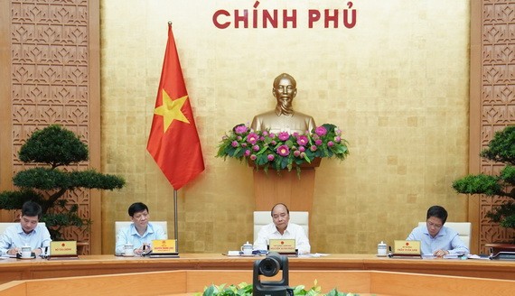 政府總理阮春福（右二）主持會議。（圖源：光孝）