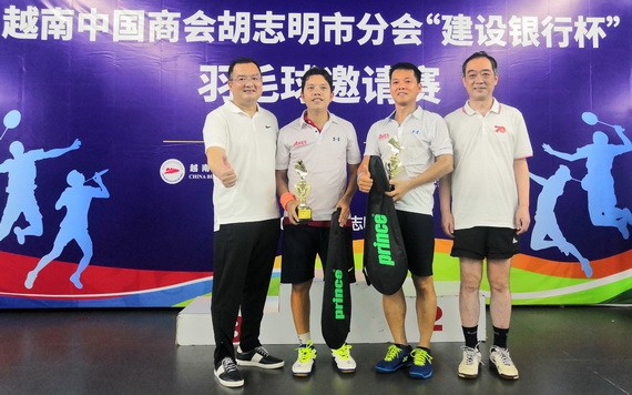 吳駿總領事（右一）和趙騫會長（左一）向中年組一等獎獲獎者頒獎。