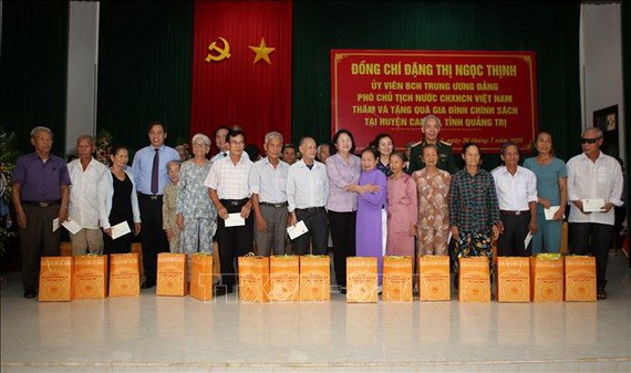 國家副主席鄧氏玉盛(中)向廣治省優撫家庭贈送禮物後合影留念。(圖源:越通社)