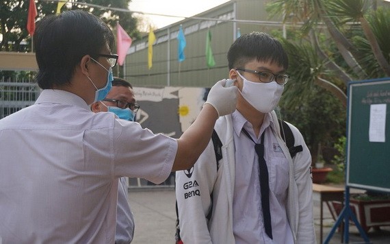 參加高中畢業試考生須檢體溫。（示意圖源：互聯網）