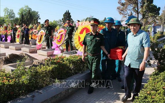廣治省廣治市黨部和政府昨(27)日在廣治市烈士陵園隆重舉行烈士骸骨安葬儀式。(圖源:越通社)
