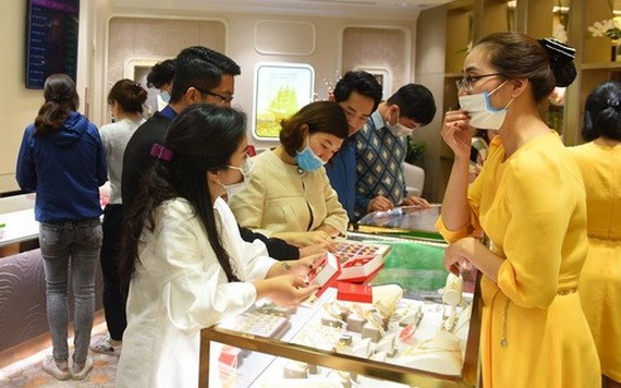消費者在金店選購黃金飾品。（圖源：互聯網）