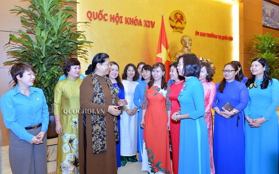 國會常務副主席從氏放（左三）昨(28)日上午在國會大廈與首都工會骨幹幹部代表團親切舉行會晤。（圖源：Quochoi.vn）