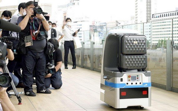 當地時間7月27日,東京高輪新車站開展機器人消毒實證試驗。(圖源:共同社)