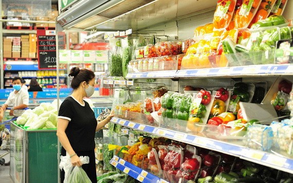 前 7 個月平均 CPI 指數上升 4.07 %。圖為消費者在超市選購食品。(圖源:秋莊)