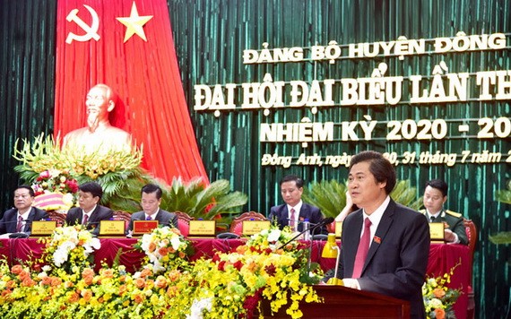 河內市東英縣委書記阮文光為2020-2025年任期東英縣黨部第二十九屆代表大會致開幕詞。(圖源:曰成)
