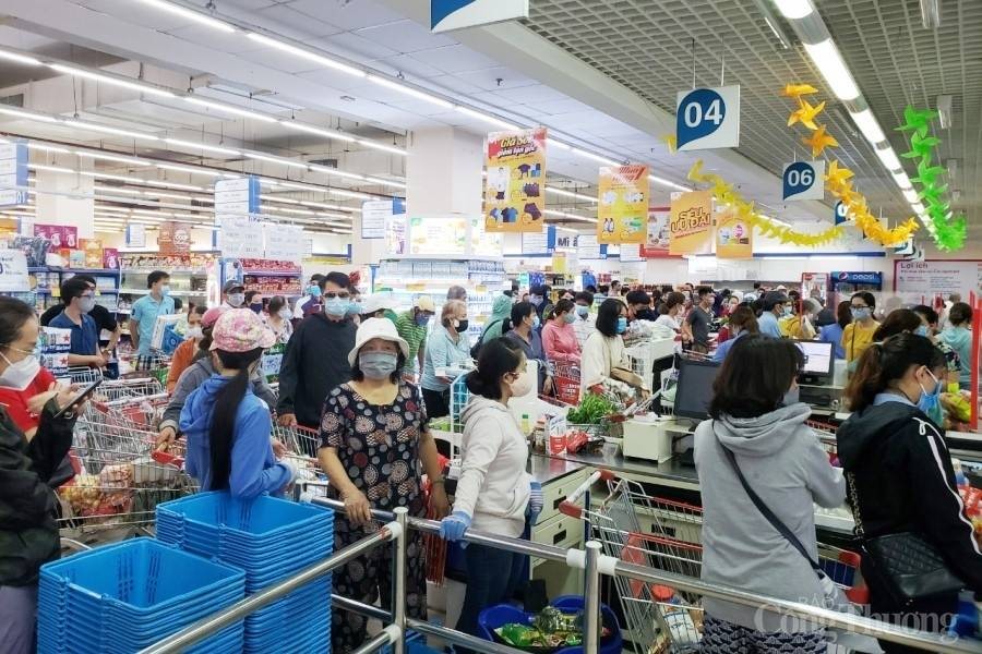 峴港市民蜂擁到超市搶購物品。