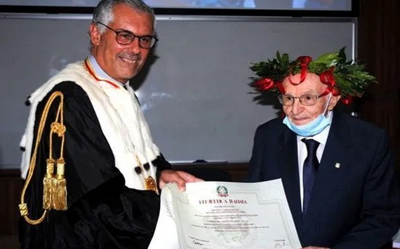 巴勒莫大學校長為96歲老人頒發學位證書。（圖源：互聯網）