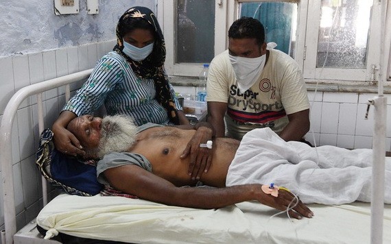 一名誤喝假酒中毒的老人及時獲送醫院搶救後暫時脫離險境。（圖源：AFP）