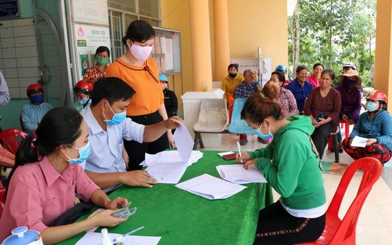 受疫情影響的貧困者領取補助金。（圖源：江南）