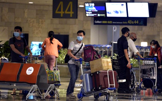 新加坡移民與關卡局、人力部和教育部3日發聯合文告宣佈，從當地時間8月10日晚上11時59分起，所有不在指定設施履行居家隔離的入境者，都必須佩戴電子追踪器。（圖源：互聯網）