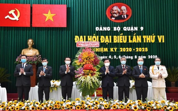 黨中央委員、市委副書記、市人委會主席阮成鋒(右四)出席第九郡黨部代表大會。(圖源:越勇)