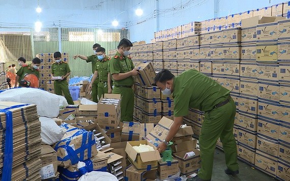職能力量突檢該公司的偽造醫用手套成品倉庫。（圖源：HT）