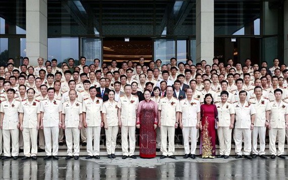 國會主席阮氏金銀（前中）同先進典範代表團合照。（圖源：越通社）