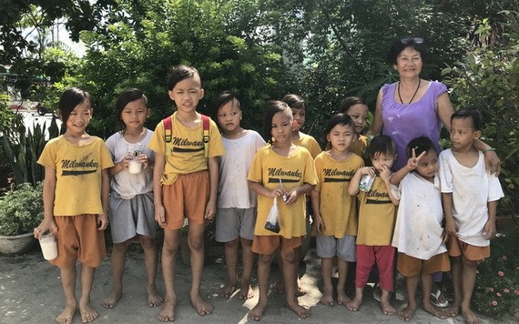 黎氏智賢與其收養的孤兒。