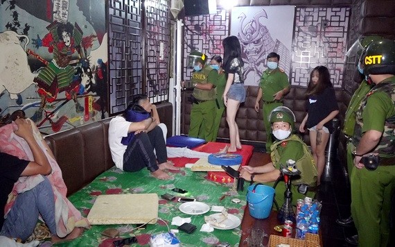 職能力量對京卡拉OK店301廂房突檢時的現場。（圖源：進尋）