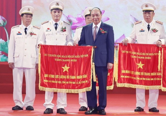 阮春福總理向公安幹部頒授「人民武裝力量英雄」稱號。(圖源:越通社)