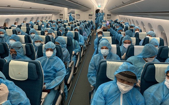 從中東乘搭客機回國的我國公民全程穿著防護服。（圖源：明莊）