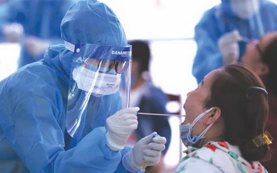 防疫工作人員對返回本市的遊客採樣檢測新冠病毒。（圖源：互聯網）