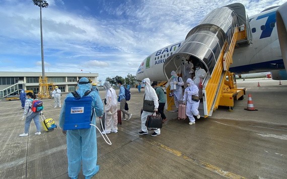 從阿聯酋撤回的越南公民下機時接受噴灑消毒。（圖源：外交部）