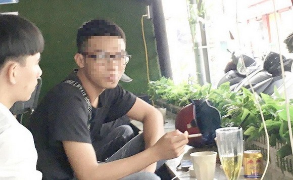 某咖啡廳的若干青年邊喝飲料邊吞雲吐霧。