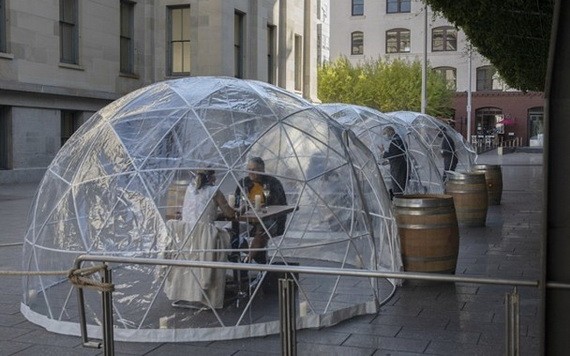 美國加州三藩市一家日本餐廳，日前在門外設置了3個透明半球形的隔離餐位。（圖源：互聯網）