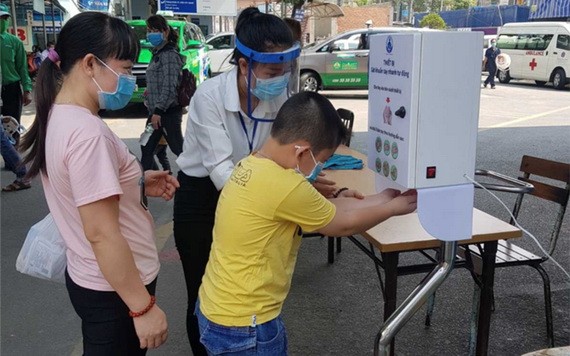 病人進入第一兒童醫院前洗手殺菌。（圖源：市衛生廳）