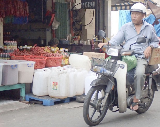 “三無”食油充斥市場 ảnh 1