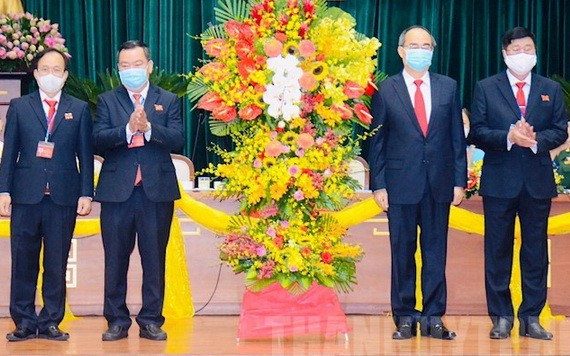 市委書記阮善仁（右二）送花籃祝賀第二郡黨部大會。（圖源：市黨部新聞網）