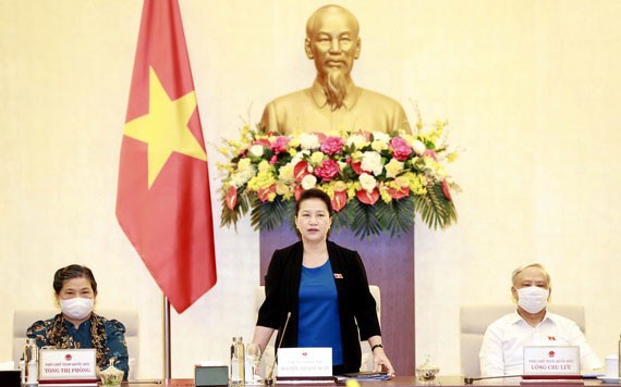 國會主席阮氏金銀（中）在會上發言。（圖源：越通社）