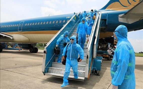 搭乘越航VN7160航班返回河內市的遊客安全抵達內牌機場。（圖源：越通社）