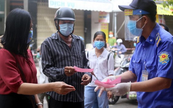 地方街區小組與街市管委會部署監管力量向進入街市的民眾收證。(圖源:黎寶)