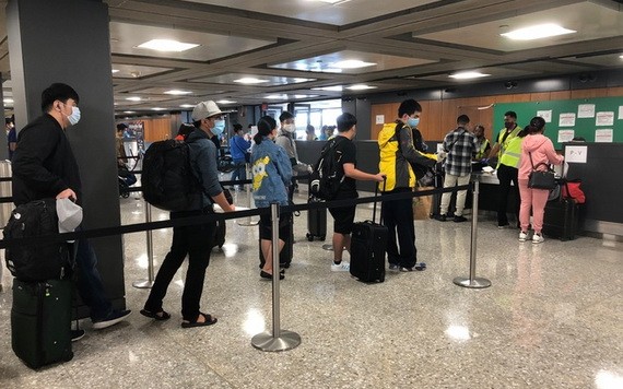 從美國撤回的我國公民在機場排隊等候辦理登機手續。（圖源：外交部）